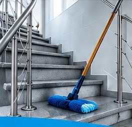 Sauberer Treppenaufgang mit Reinigungsgeräten